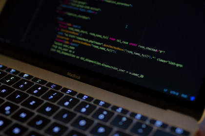 ordinateur-code-webradio-unsplash
