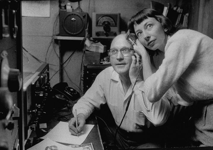 Dick Oberholtzer, opérateur radio amateur, et sa femme écoutant les signaux radio de Spoutnik I.