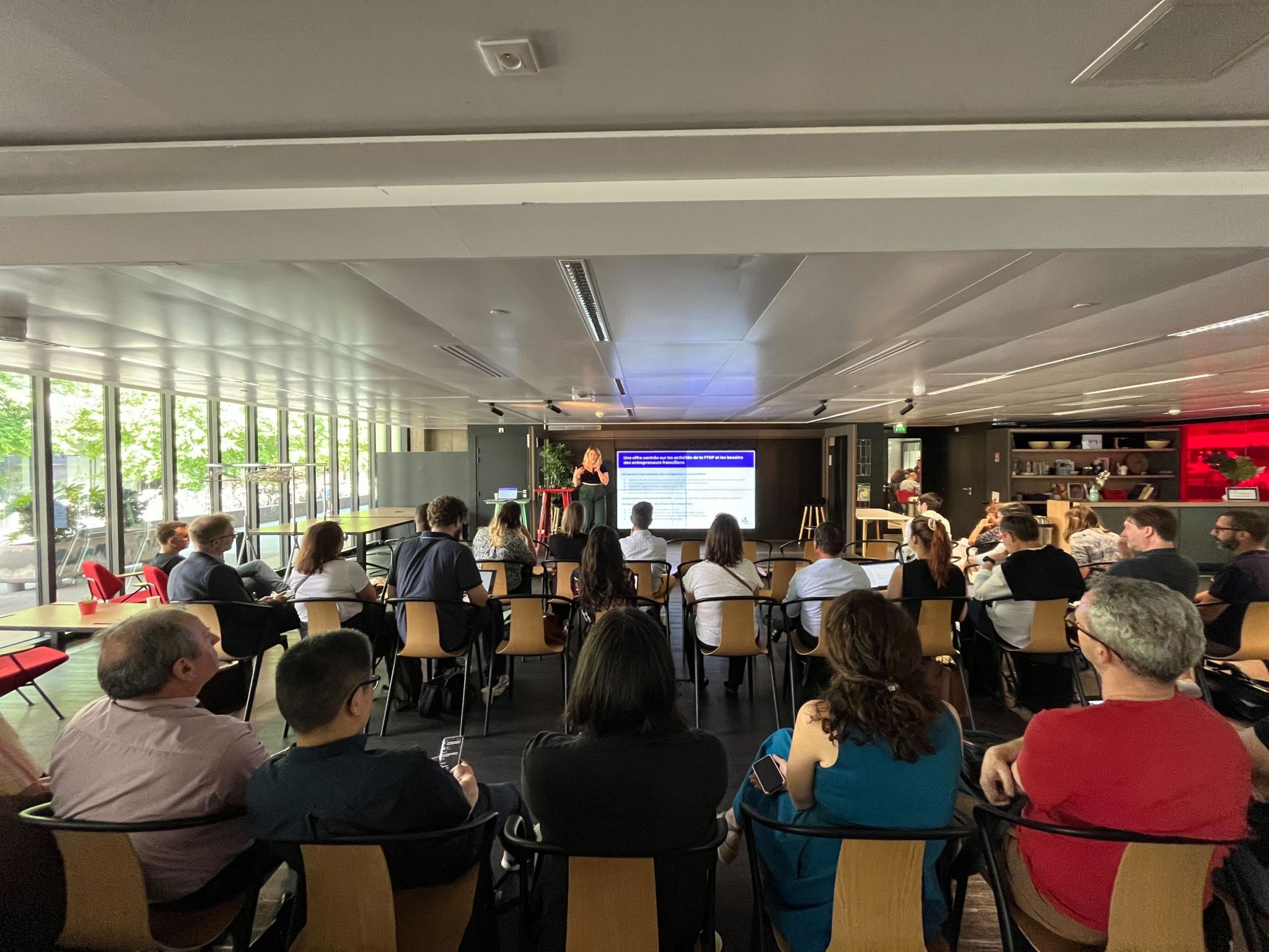 Photographie des participants à la réunion de présentation de French Tech Grand Paris